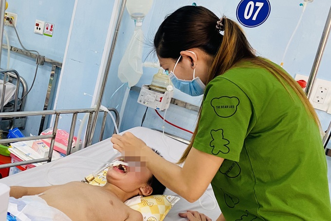 Xót xa trẻ mắc viêm não Nhật Bản bất động nhìn cha mẹ chăm 3 tháng ở viện