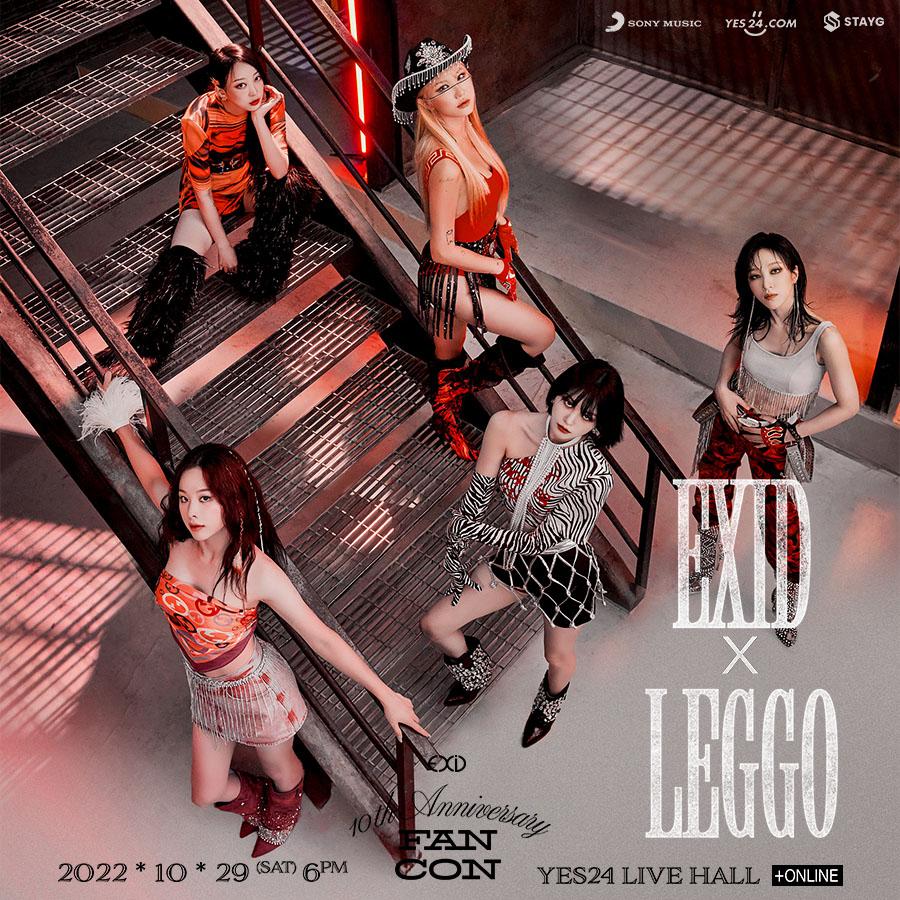 EXID chào hỏi lịch lãm, fan thô lỗ ném đồ bẩn vào xe