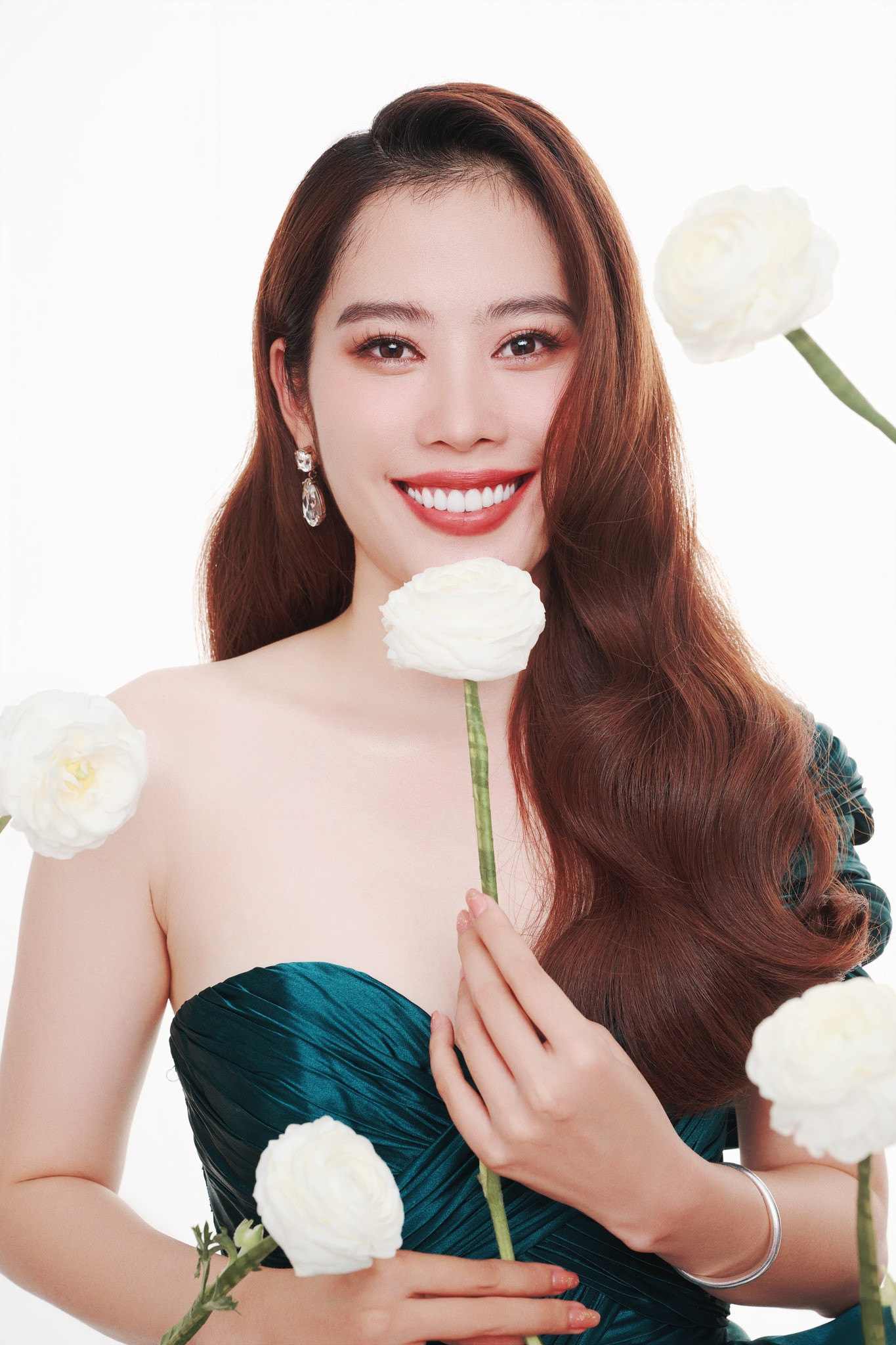 Nam Em khoe nhan sắc rạng rỡ sau loạt ảnh phờ phạc, mệt mỏi