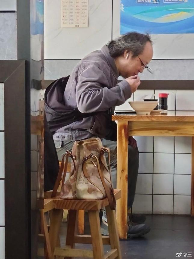 Vương Phi bất ngờ bị chỉ trích vì chồng cũ ăn mì giá rẻ