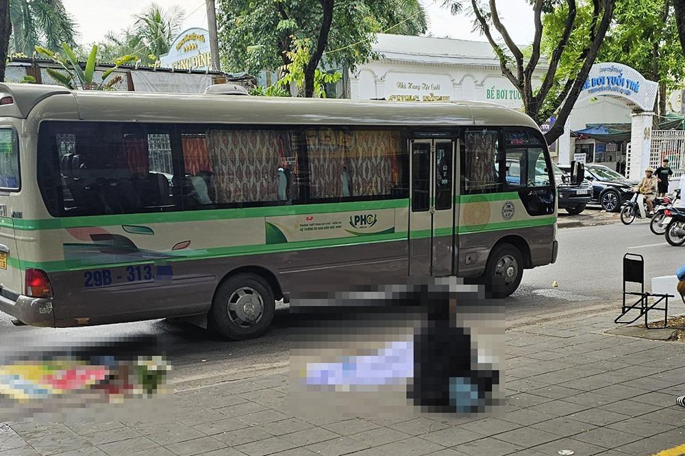 Xe máy va chạm với ô tô khách trong nội thành Hà Nội, 1 trẻ em tử vong