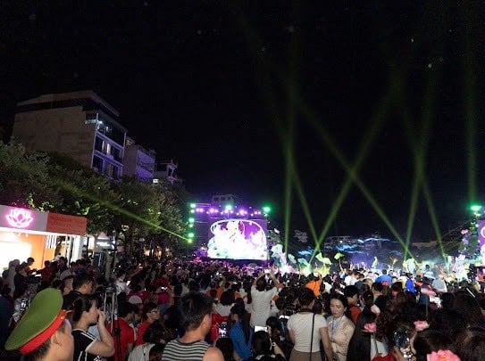 Độc đáo bức tranh sen Liên hoa tịnh cảnh trưng bày tại lễ hội Sen Hà Nội 2024