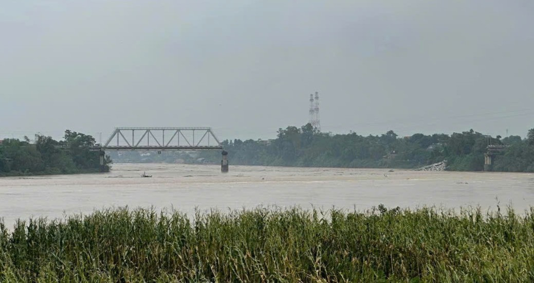 Sập cầu Phong Châu tỉnh Phú Thọ